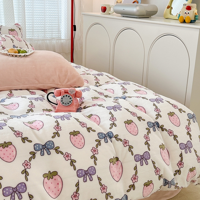 91家纺网 家纺一手货源 找家纺 昔可家纺 2023新款高克重印花牛奶绒小清新系列四件套 圈圈草莓