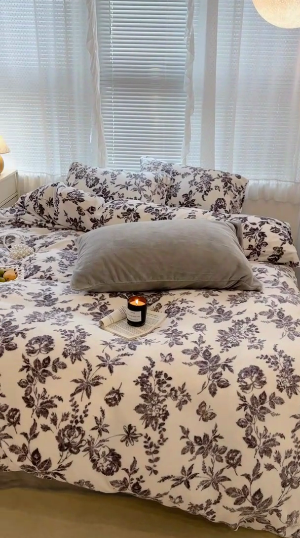 91家纺网 家纺一手货源 找家纺 昔可家纺 2023新款高克重印花牛奶绒小清新系列四件套 法式茶歇黑