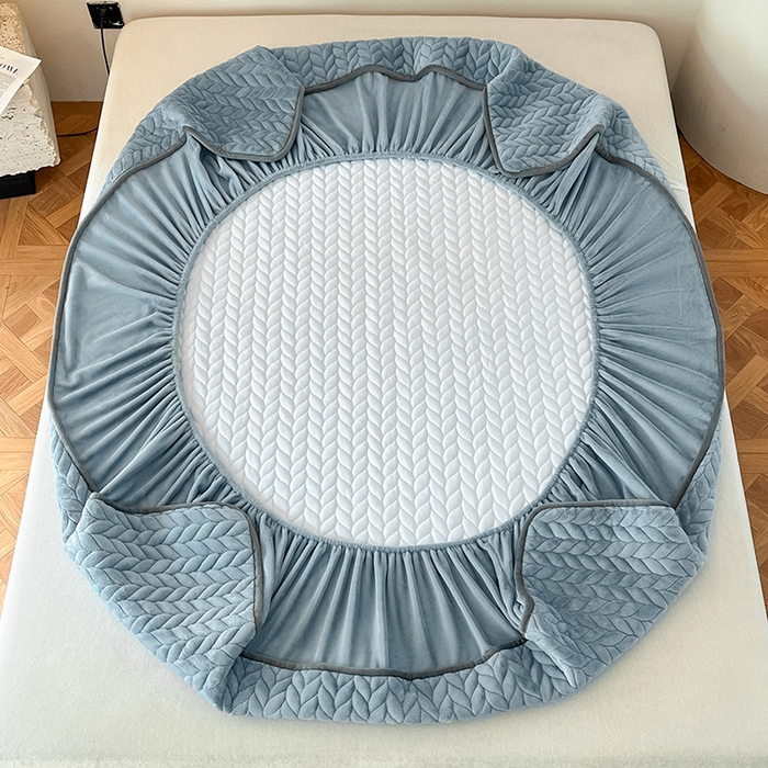 91家纺网 家纺一手货源 找家纺 欧邦 新款轻奢牛奶绒刺绣夹棉床笠三件套 蔚蓝