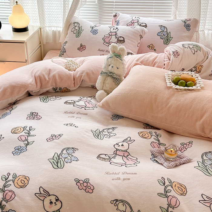 91家纺网 家纺一手货源 找家纺 昔可家纺 2023新款高克重印花牛奶绒小清新系列四件套 花篮小兔