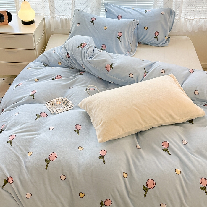 91家纺网 家纺一手货源 找家纺 昔可家纺 2023新款高克重印花牛奶绒小清新系列四件套 奶蓝爱心郁金香