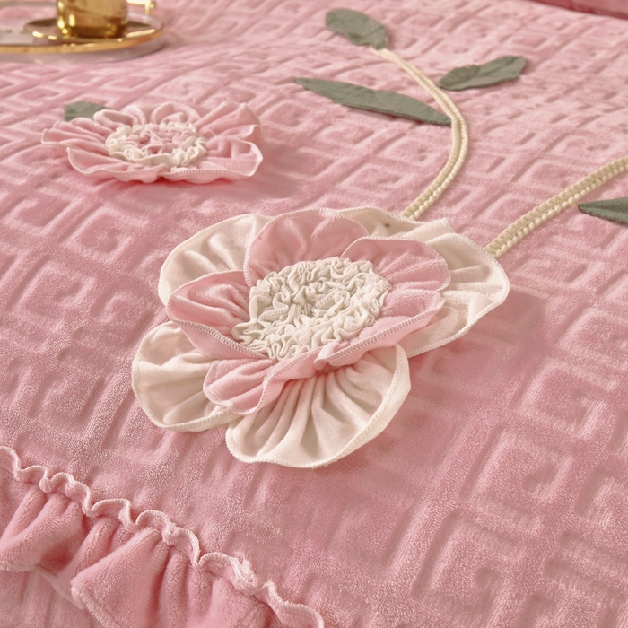 91家纺网 家纺一手货源 找家纺 兴美佳家纺 2023新款高克重兔毛绒雕花手工盘花四件套 少女粉