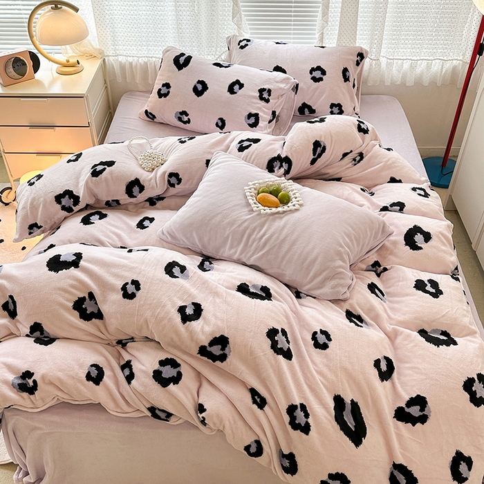 91家纺网 家纺一手货源 找家纺 昔可家纺 2023新款高克重印花牛奶绒小清新系列四件套 粉紫豹纹