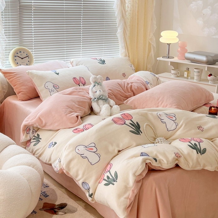 91家纺网 家纺一手货源 找家纺 昔可家纺 2023新款高克重印花牛奶绒小清新系列四件套 粉粉郁金兔