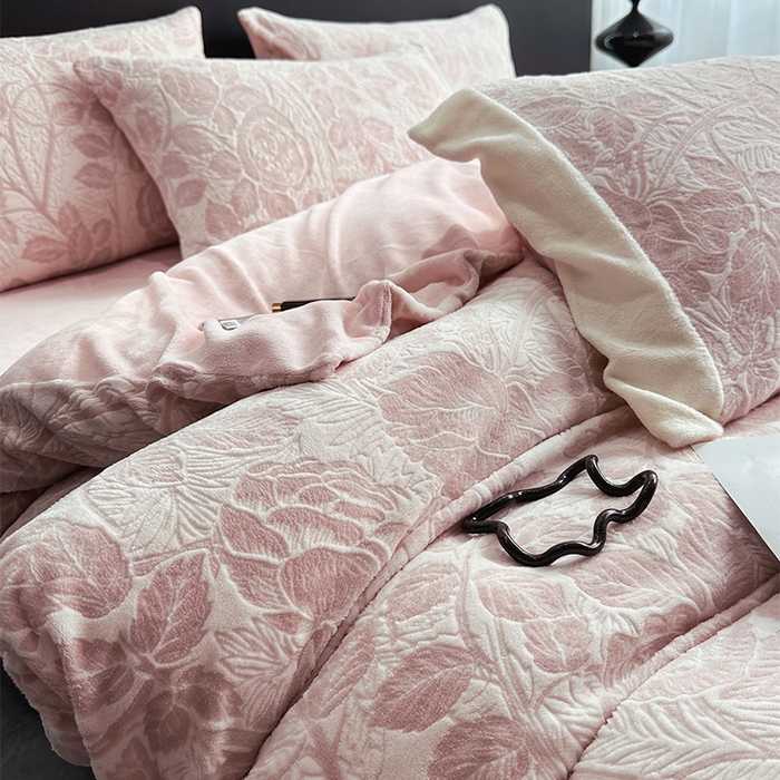 91家纺网 家纺一手货源 找家纺 宅家居 2023新款高奢加厚A类高克重浮雕花绒剪花烂花牛奶绒四件套 爱意浓-粉色