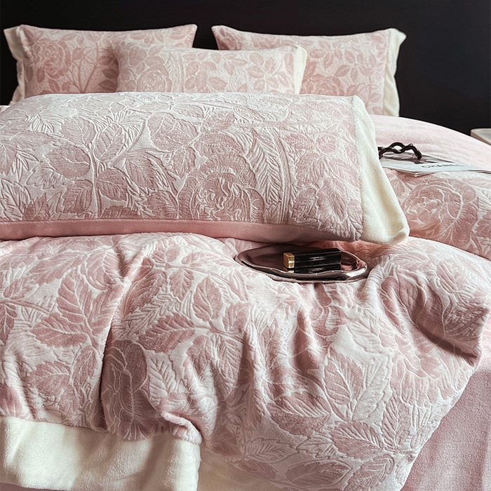91家纺网 家纺一手货源 找家纺 宅家居 2023新款高奢加厚A类高克重浮雕花绒剪花烂花牛奶绒四件套 爱意浓-粉色