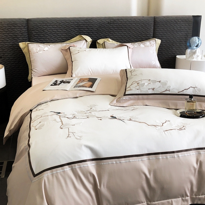 91家纺网 家纺一手货源 找家纺 沐白家居 2023长绒棉绣花四件套-花鸟山居 粉灰