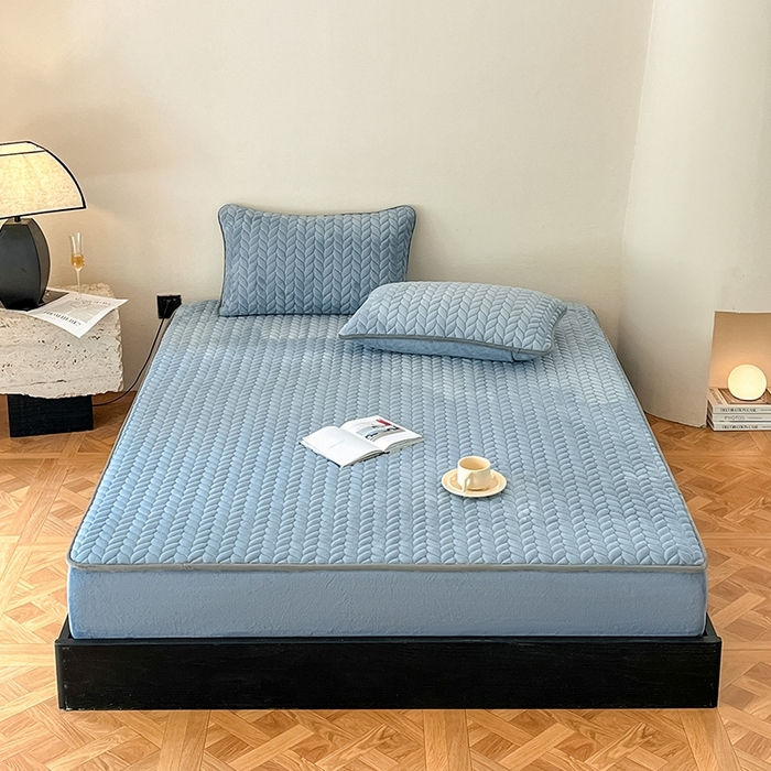 91家纺网 家纺一手货源 找家纺 欧邦 新款轻奢牛奶绒刺绣夹棉床笠三件套 蔚蓝