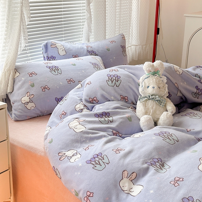 91家纺网 家纺一手货源 找家纺 昔可家纺 2023新款高克重印花牛奶绒小清新系列四件套 萌萌紫底郁金香兔