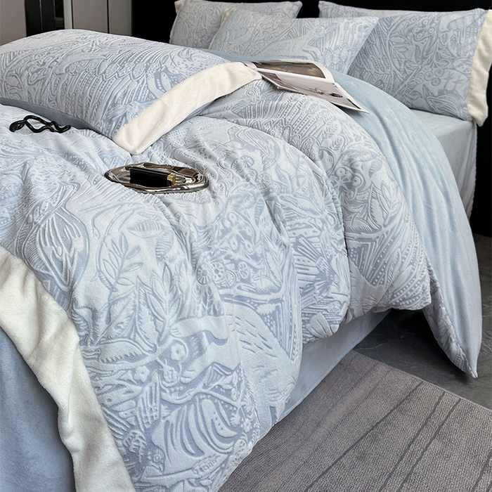 91家纺网 家纺一手货源 找家纺 宅家居 2023新款高奢加厚A类高克重浮雕花绒剪花烂花牛奶绒四件套 布鲁斯-浅蓝