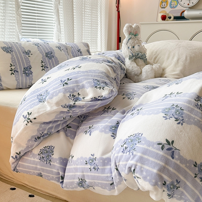 91家纺网 家纺一手货源 找家纺 昔可家纺 2023新款高克重印花牛奶绒小清新系列四件套 蓝色蕾丝花