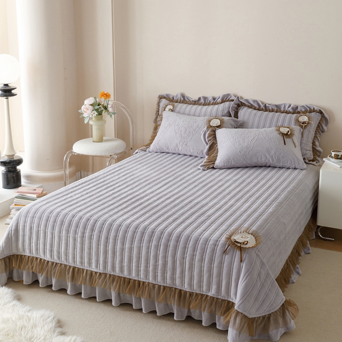 91家纺网 家纺一手货源 找家纺 2024高克重牛奶绒纯色蕾丝荷叶边夹棉单床盖单件保暖床盖三件套 千玺紫