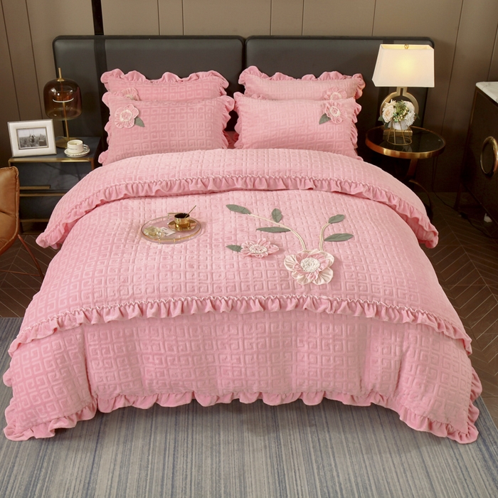 91家纺网 家纺一手货源 找家纺 兴美佳家纺 2023新款高克重兔毛绒雕花手工盘花四件套 少女粉