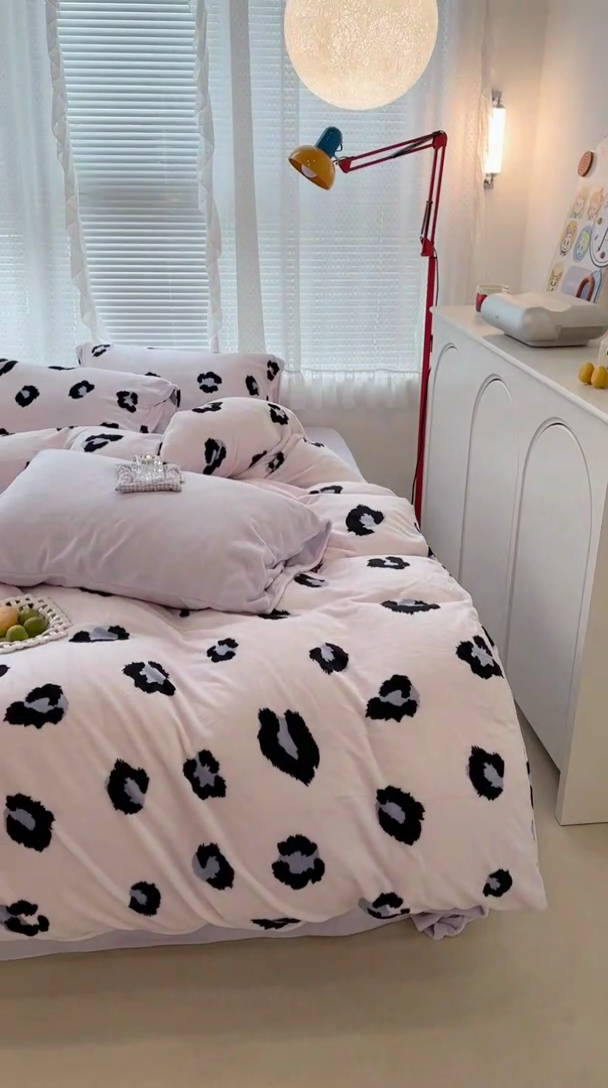 91家纺网 家纺一手货源 找家纺 昔可家纺 2023新款高克重印花牛奶绒小清新系列四件套 粉紫豹纹