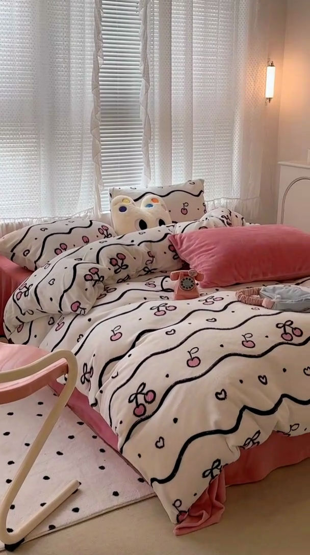 91家纺网 家纺一手货源 找家纺 昔可家纺 2023新款高克重印花牛奶绒小清新系列四件套 波纹粉樱桃