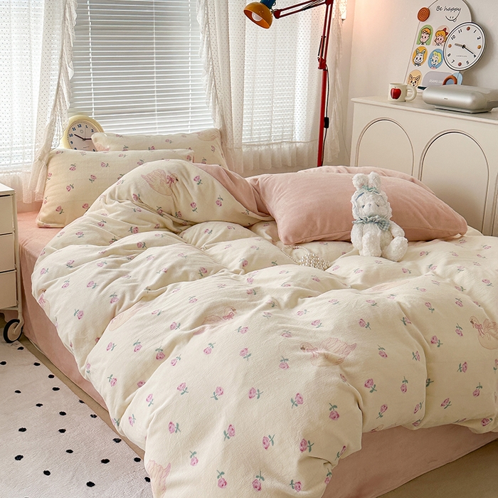 91家纺网 家纺一手货源 找家纺 昔可家纺 2023新款高克重印花牛奶绒小清新系列四件套 天鹅玫瑰