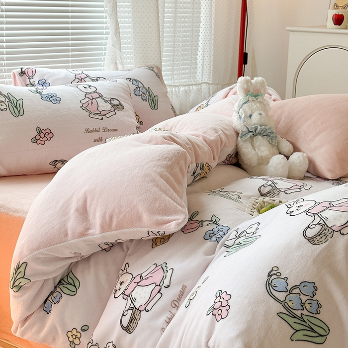 91家纺网 家纺一手货源 找家纺 昔可家纺 2023新款高克重印花牛奶绒小清新系列四件套 花篮小兔