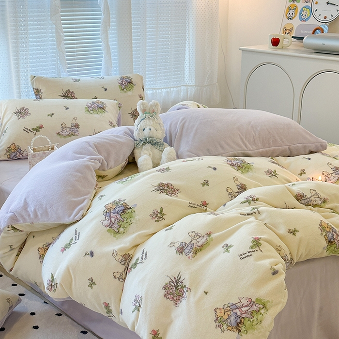 91家纺网 家纺一手货源 找家纺 昔可家纺 2023新款高克重印花牛奶绒小清新系列四件套 小熊花园