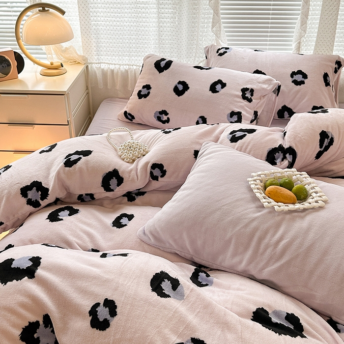 91家纺网 家纺一手货源 找家纺 昔可家纺 2023新款高克重印花牛奶绒小清新系列四件套 粉紫豹纹