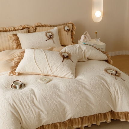 2024高克重牛奶绒纯色蕾丝荷叶边夹棉单床盖单件保暖床盖三件套 千玺米