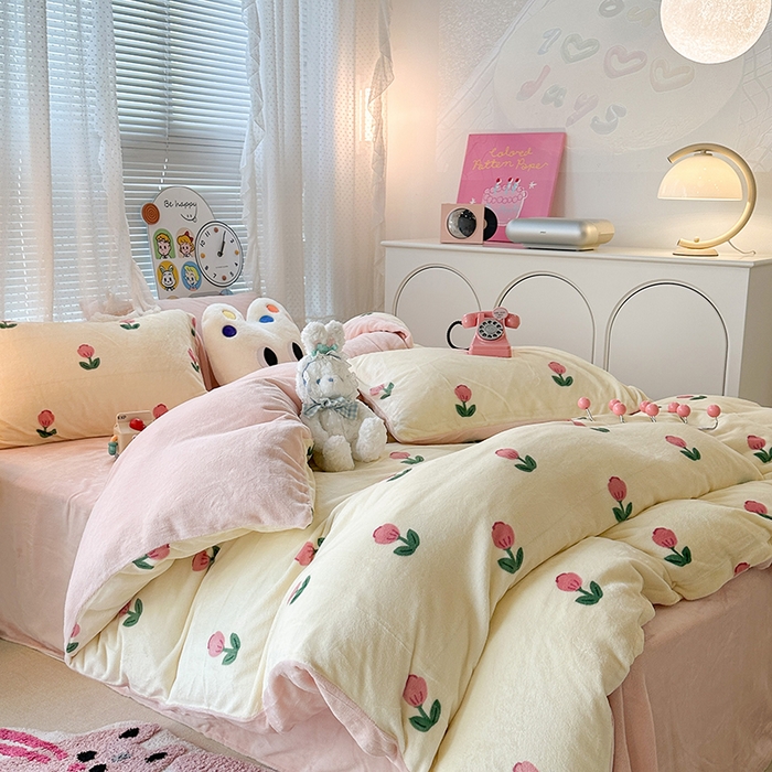 91家纺网 家纺一手货源 找家纺 昔可家纺 2023新款高克重印花牛奶绒小清新系列四件套 粉嫩小郁金