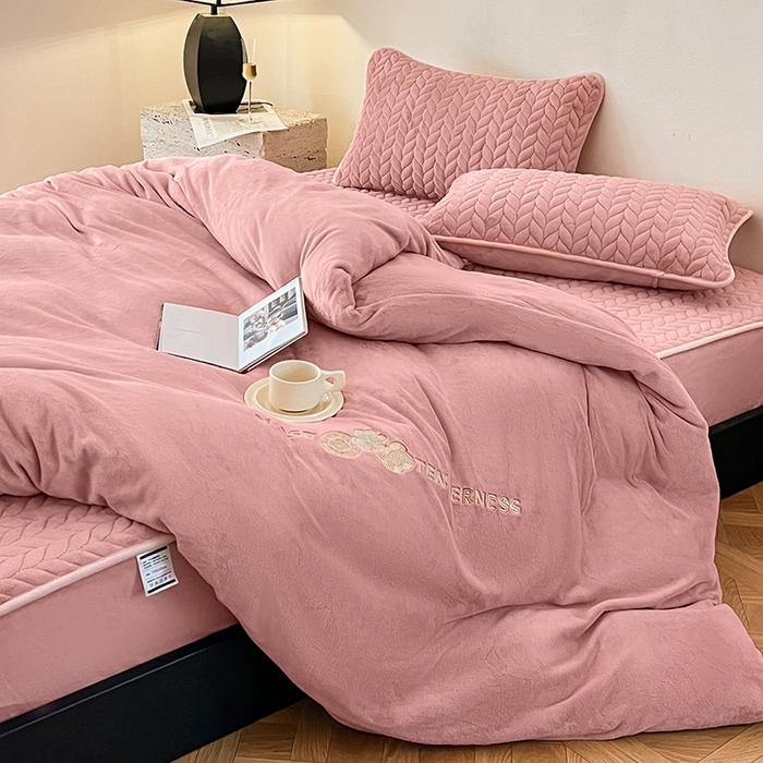 91家纺网 家纺一手货源 找家纺 欧邦 新款轻奢牛奶绒刺绣四件套 胭脂粉