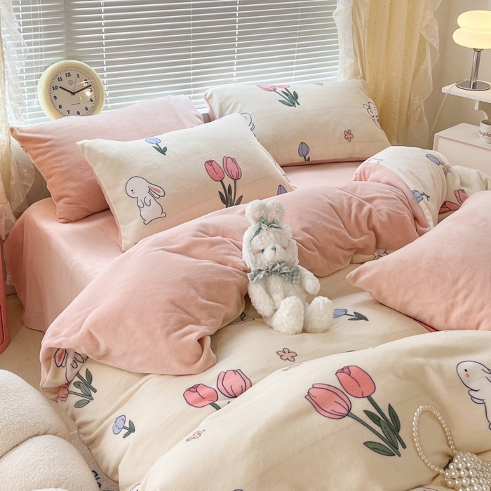 91家纺网 家纺一手货源 找家纺 昔可家纺 2023新款高克重印花牛奶绒小清新系列四件套 粉粉郁金兔