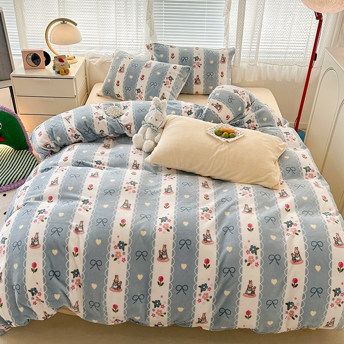 91家纺网 家纺一手货源 找家纺 昔可家纺 2023新款高克重印花牛奶绒小清新系列四件套 竖条蕾丝兔