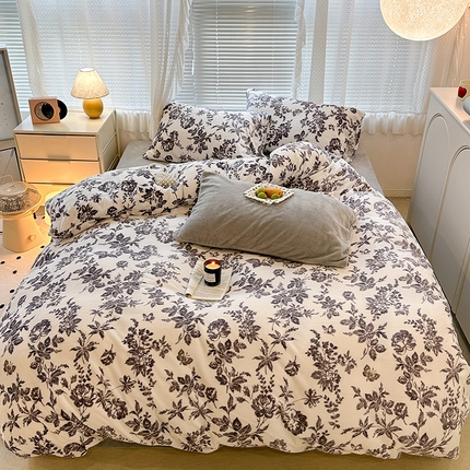 昔可家纺 2023新款高克重印花牛奶绒小清新系列四件套 法式茶歇黑