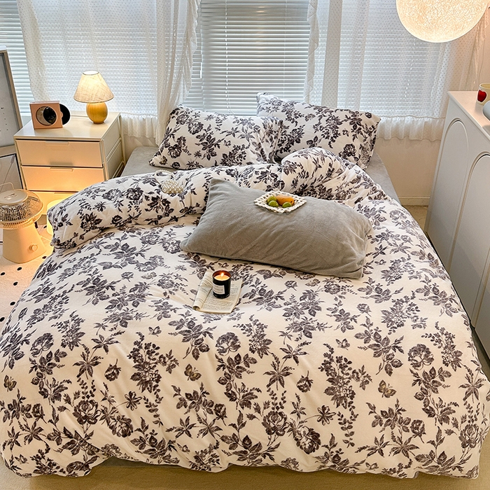 91家纺网 家纺一手货源 找家纺 昔可家纺 2023新款高克重印花牛奶绒小清新系列四件套 法式茶歇黑