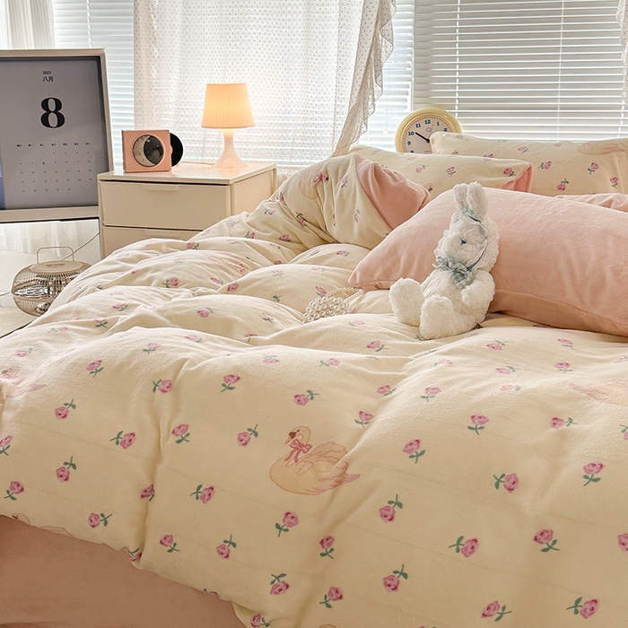 91家纺网 家纺一手货源 找家纺 昔可家纺 2023新款高克重印花牛奶绒小清新系列四件套 天鹅玫瑰