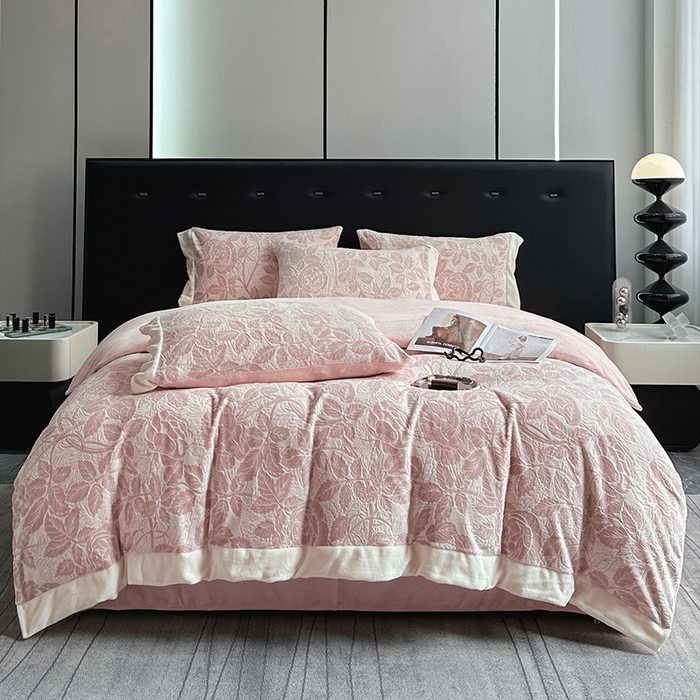 91家纺网 家纺一手货源 找家纺 宅家居 2023新款高奢加厚A类高克重浮雕花绒剪花烂花牛奶绒四件套 爱意浓-粉色