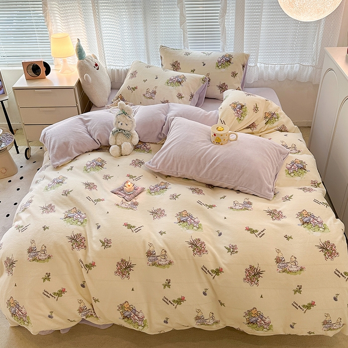 91家纺网 家纺一手货源 找家纺 昔可家纺 2023新款高克重印花牛奶绒小清新系列四件套 小熊花园