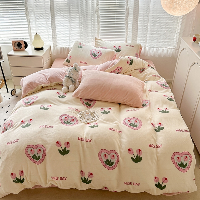 91家纺网 家纺一手货源 找家纺 昔可家纺 2023新款高克重印花牛奶绒小清新系列四件套 粉心郁金香