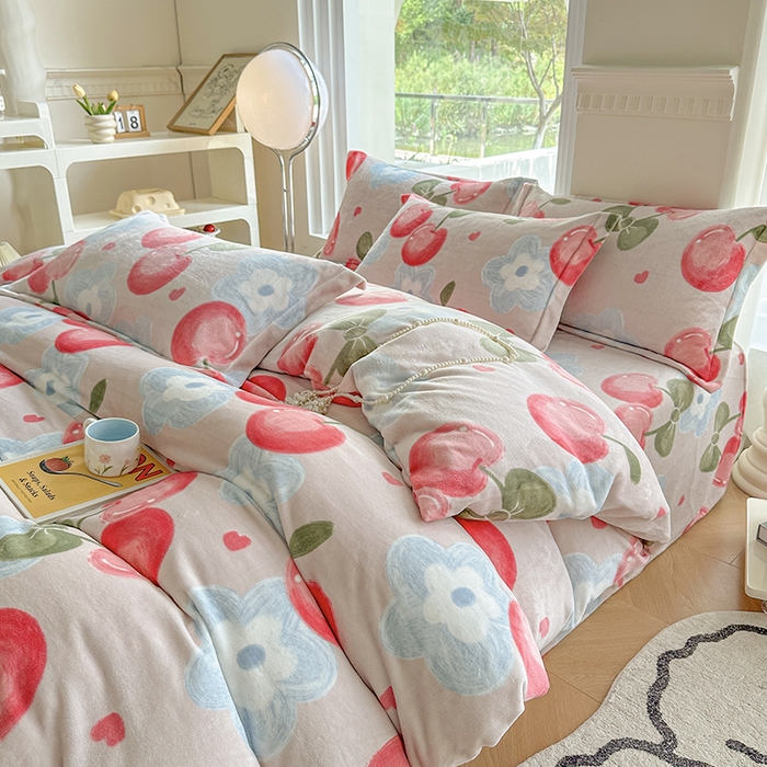 91家纺网 家纺一手货源 找家纺 2024秋冬新款牛奶绒单被套 樱桃世界