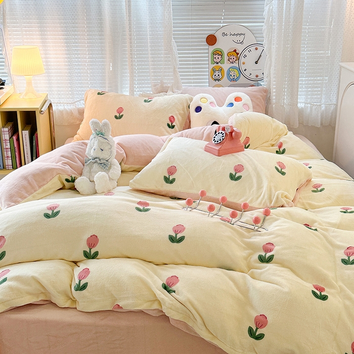 91家纺网 家纺一手货源 找家纺 昔可家纺 2023新款高克重印花牛奶绒小清新系列四件套 粉嫩小郁金