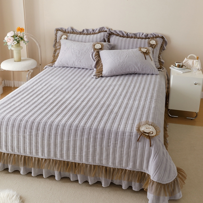 91家纺网 家纺一手货源 找家纺 2024高克重牛奶绒纯色蕾丝荷叶边夹棉单床盖单件保暖床盖三件套 千玺紫