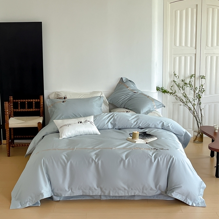 91家纺网 家纺一手货源 找家纺 沐白家居 2023长绒棉绣花四件套-奶熊起司 飘蓝