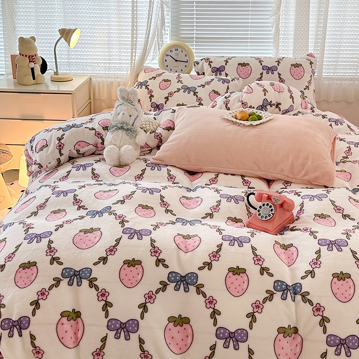 91家纺网 家纺一手货源 找家纺 昔可家纺 2023新款高克重印花牛奶绒小清新系列四件套 圈圈草莓