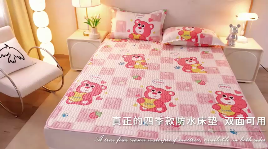91家纺网 家纺一手货源 找家纺 床笠人家 2025新款A棉B绒-双面防水护理垫大床款 草莓熊