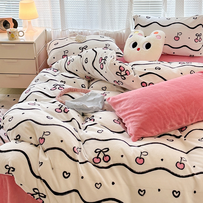 91家纺网 家纺一手货源 找家纺 昔可家纺 2023新款高克重印花牛奶绒小清新系列四件套 波纹粉樱桃