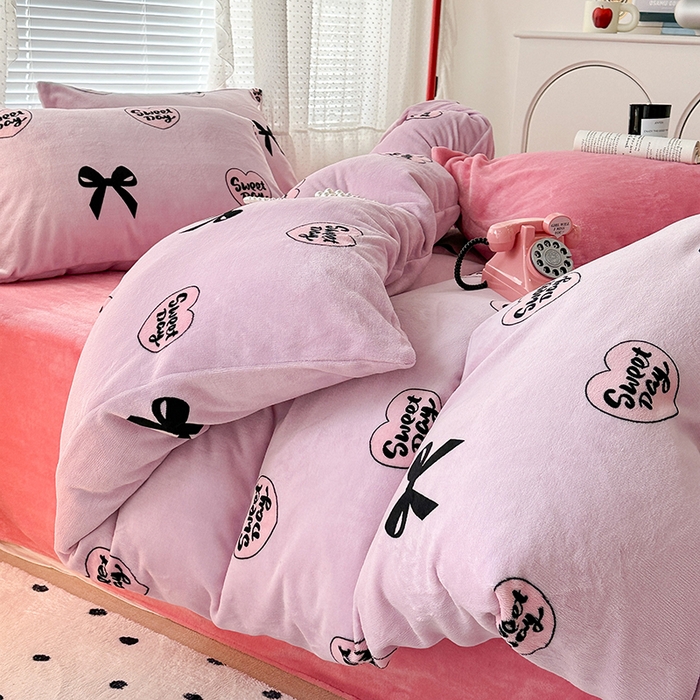 91家纺网 家纺一手货源 找家纺 昔可家纺 2023新款高克重印花牛奶绒小清新系列四件套 黑粉芭蕾少女心