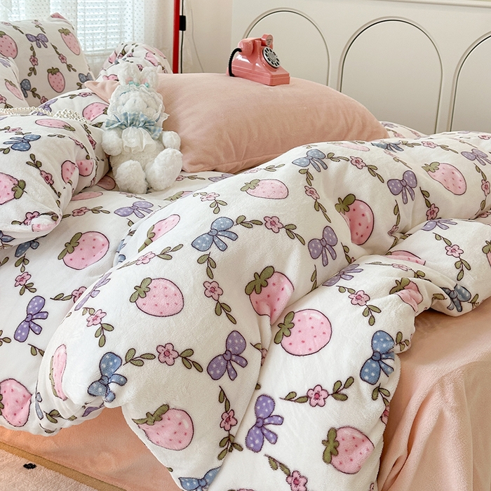 91家纺网 家纺一手货源 找家纺 昔可家纺 2023新款高克重印花牛奶绒小清新系列四件套 圈圈草莓