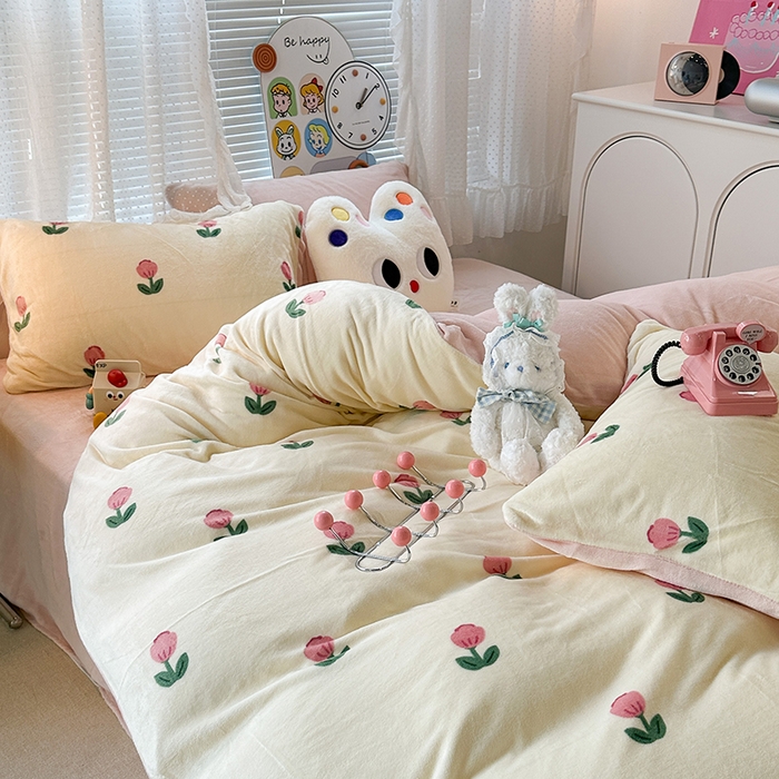 91家纺网 家纺一手货源 找家纺 昔可家纺 2023新款高克重印花牛奶绒小清新系列四件套 粉嫩小郁金