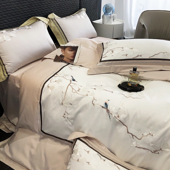 91家纺网 家纺一手货源 找家纺 沐白家居 2023长绒棉绣花四件套-花鸟山居 粉灰