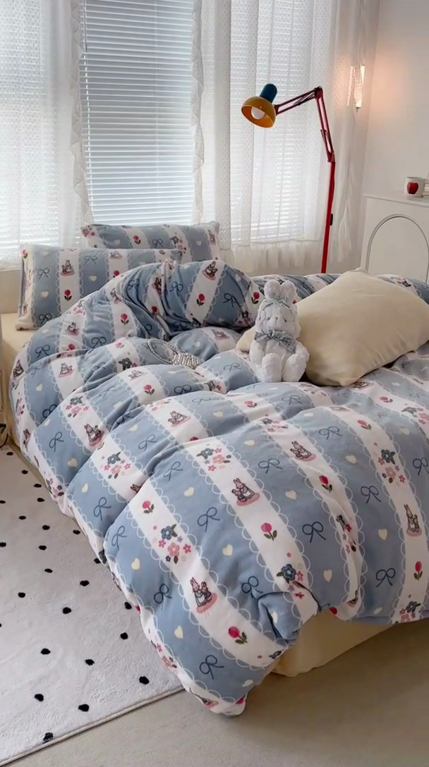 91家纺网 家纺一手货源 找家纺 昔可家纺 2023新款高克重印花牛奶绒小清新系列四件套 竖条蕾丝兔