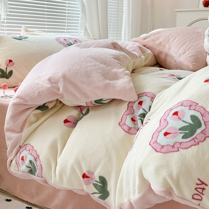 91家纺网 家纺一手货源 找家纺 昔可家纺 2023新款高克重印花牛奶绒小清新系列四件套 粉心郁金香