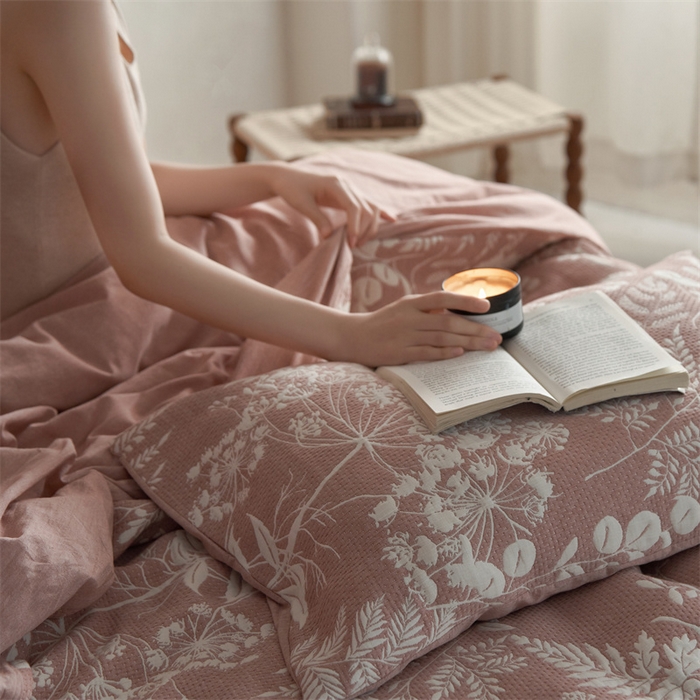 91家纺网 家纺一手货源 找家纺 安莱生活 2023新款A类空气层双层纱大提花枝繁叶茂空气层系列四件套 枝繁叶茂-暗红