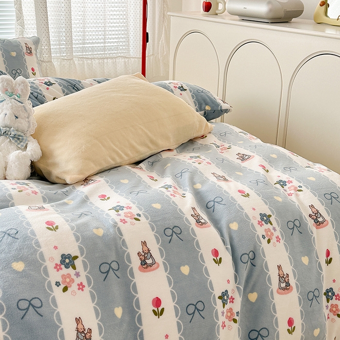 91家纺网 家纺一手货源 找家纺 昔可家纺 2023新款高克重印花牛奶绒小清新系列四件套 竖条蕾丝兔