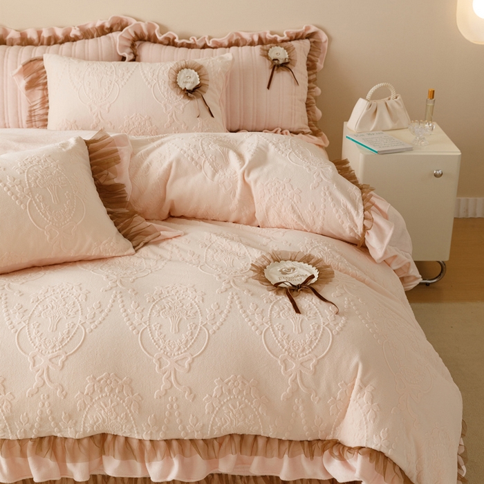 91家纺网 家纺一手货源 找家纺 2024高克重牛奶绒纯色蕾丝荷叶边夹棉单床盖单件保暖床盖三件套 千玺粉